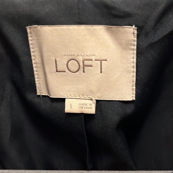 Ann Taylor LOFT zip up coat with snaps near the neck. EUC! Size Large. - Picture 3 of 8